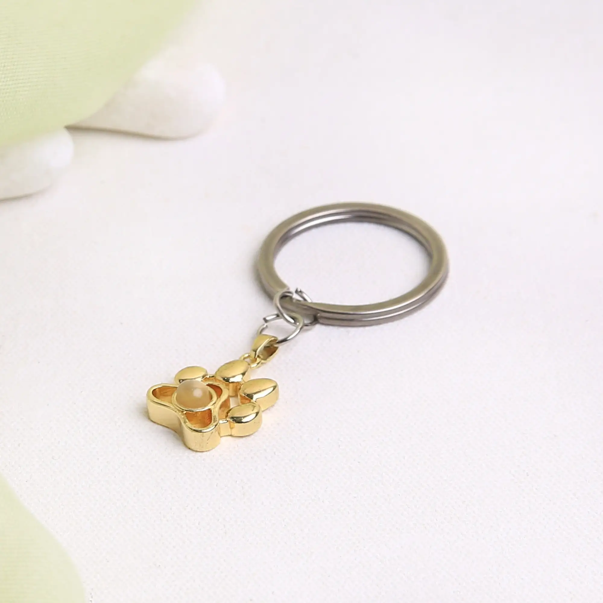 cat paw photo projection keychain Custom paw keychain featuring a secret projection picture, ideal for dog and cat owners.