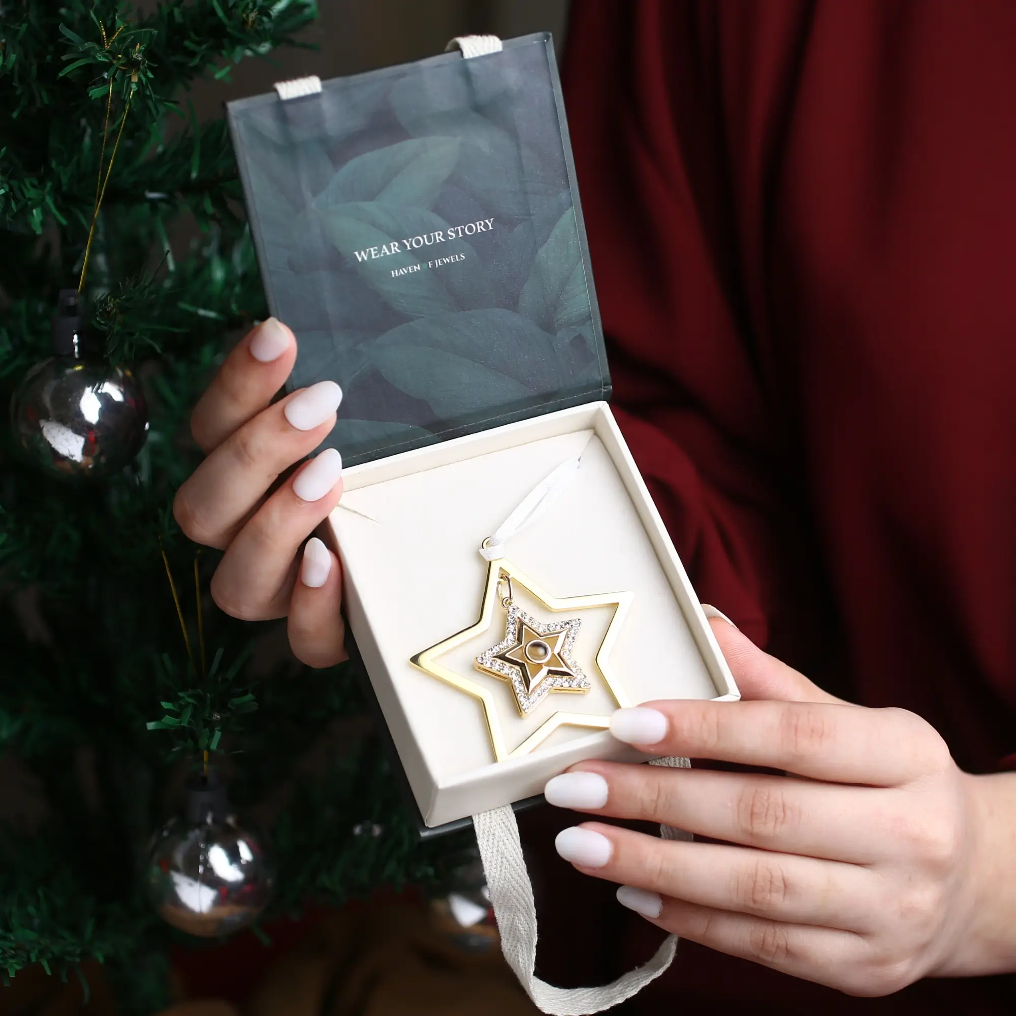 christmas star photo gift Personalized star ornament with photo projection inside, elegant and sentimental Christmas décor.