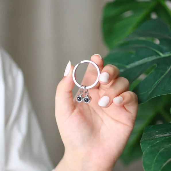 Personalized double circle keychain with projection pictures, a thoughtful gift for loved ones.