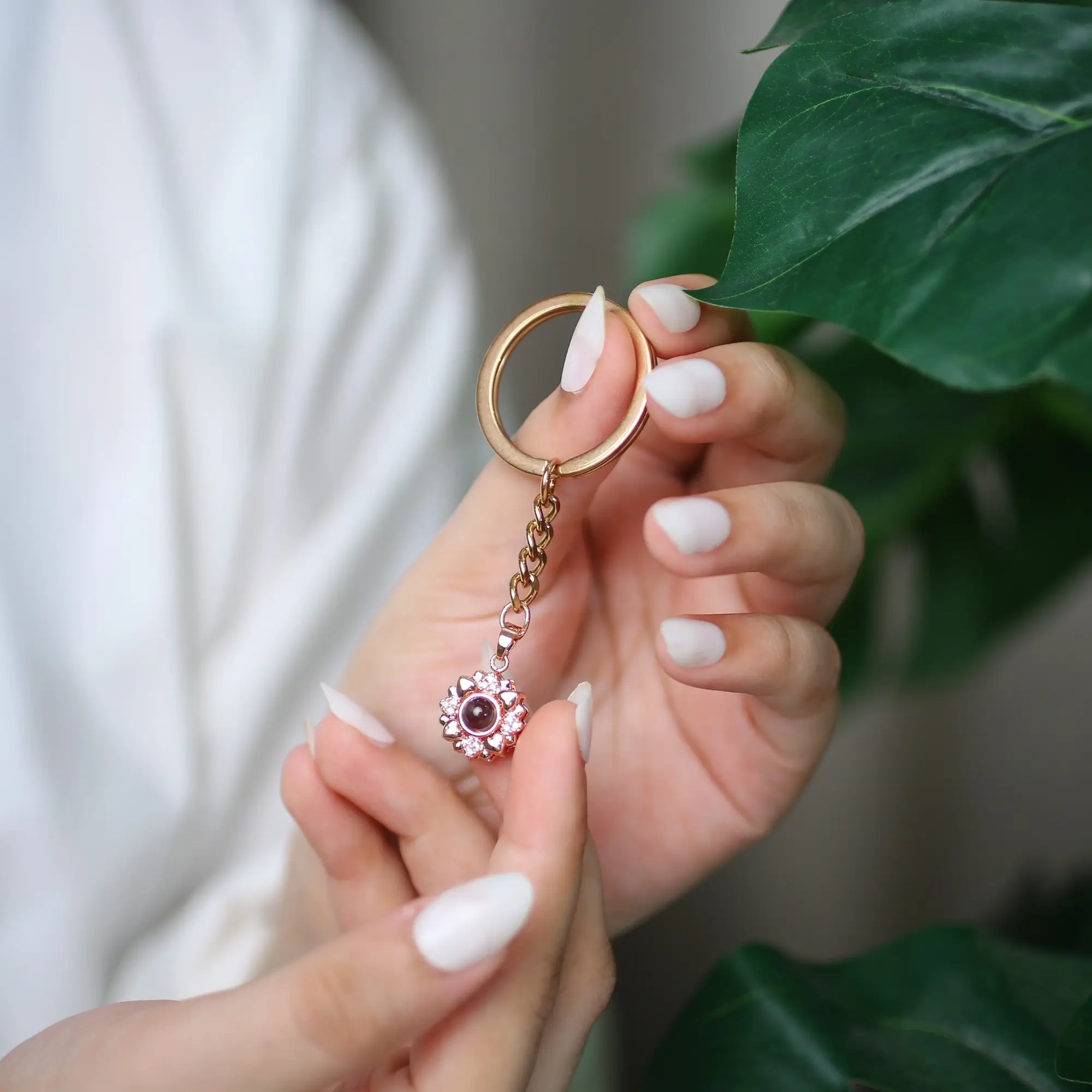 custom jewelry bloom projection keychain Custom bloom photo projection keychain, a meaningful personalized birthday gift.