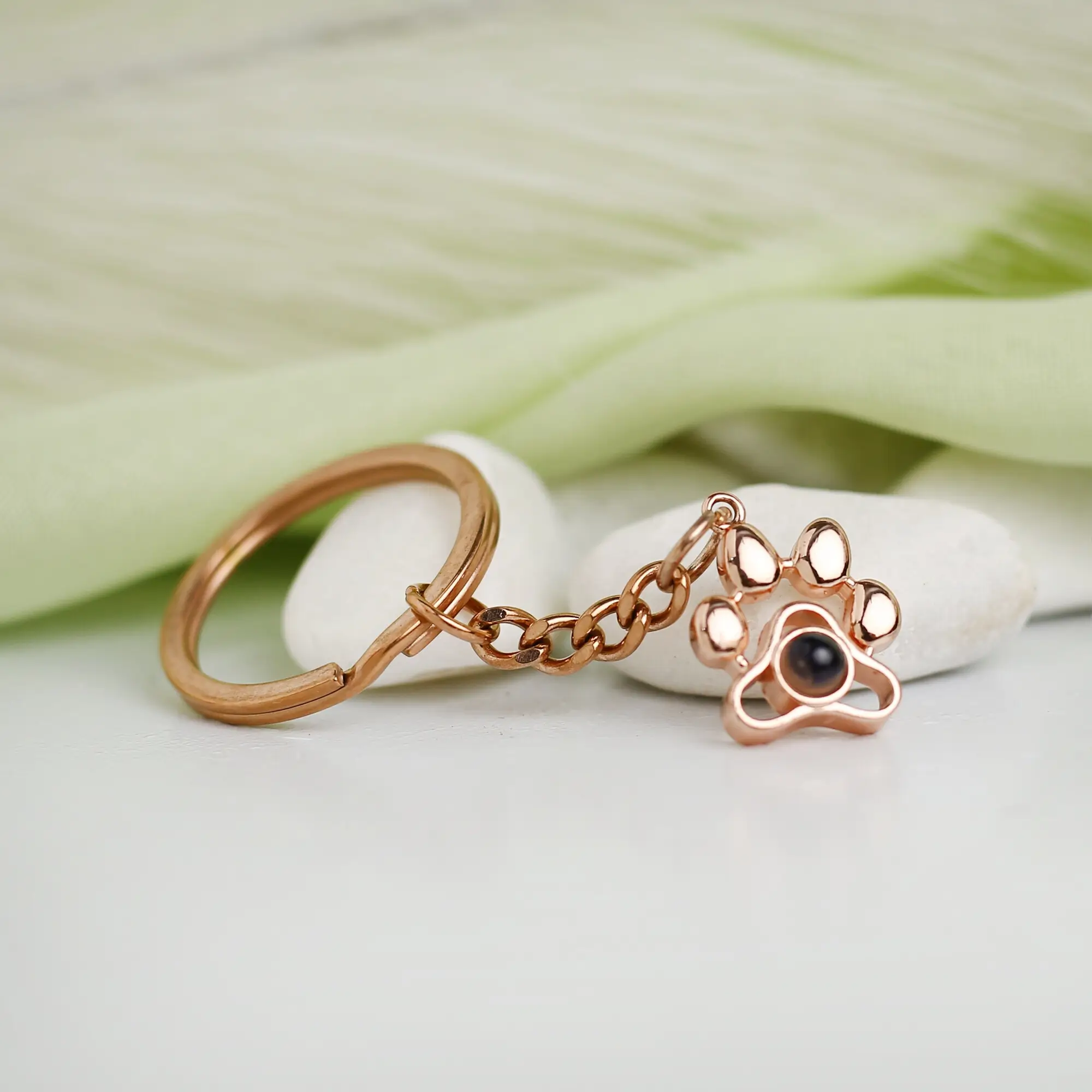 custom paw photo memory keychain Personalized paw keychain with projection photo, a touching remembrance gift for dog loss.