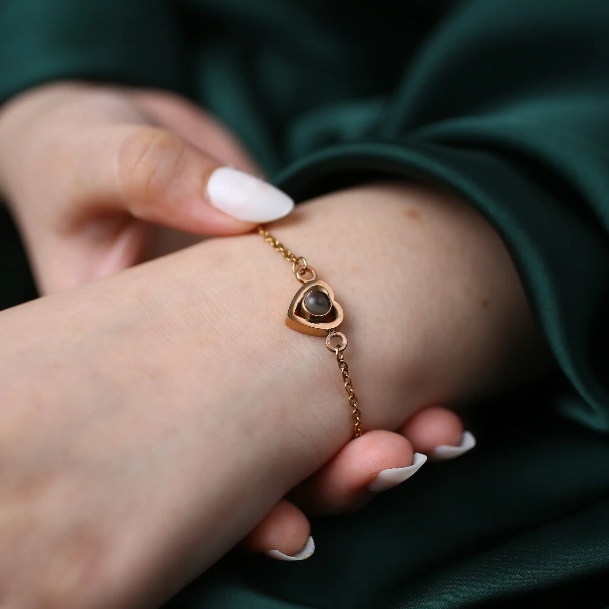 heart pendant keepsake bracelet with photo Elegant love keepsake bracelet with projection photo, a one-of-a-kind jewelry piece.