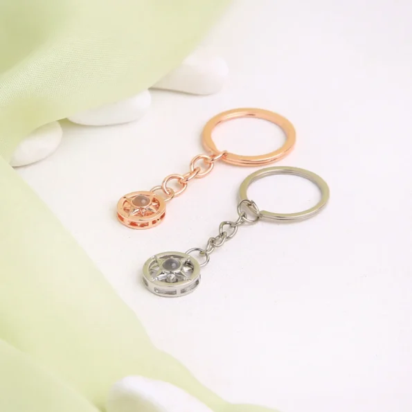 Compass-shaped projection keychain with secret picture, a romantic gift for boyfriends or anniversaries.