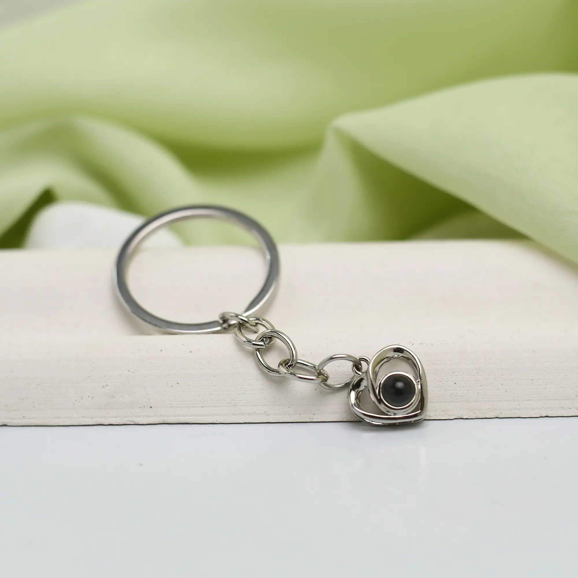 hidden picture crossed heart keychain Personalized crossed heart keychain with projection photo, a thoughtful gift for loved ones.