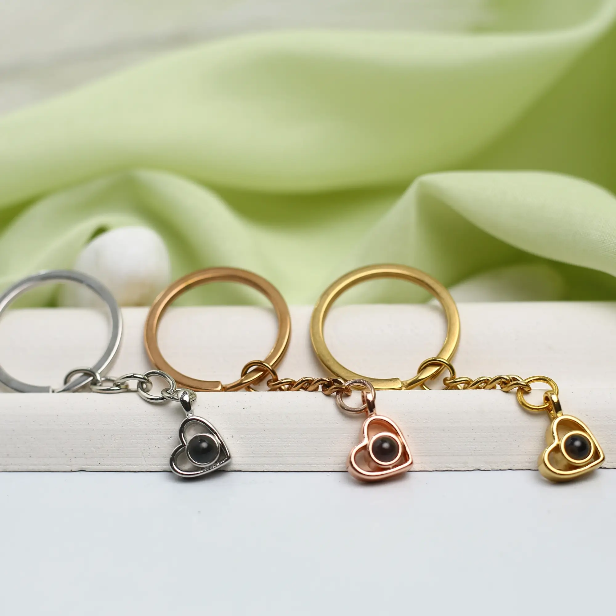 hidden picture heart keychain Romantic heart-shaped projection keychain with secret photo, a perfect gift for her.