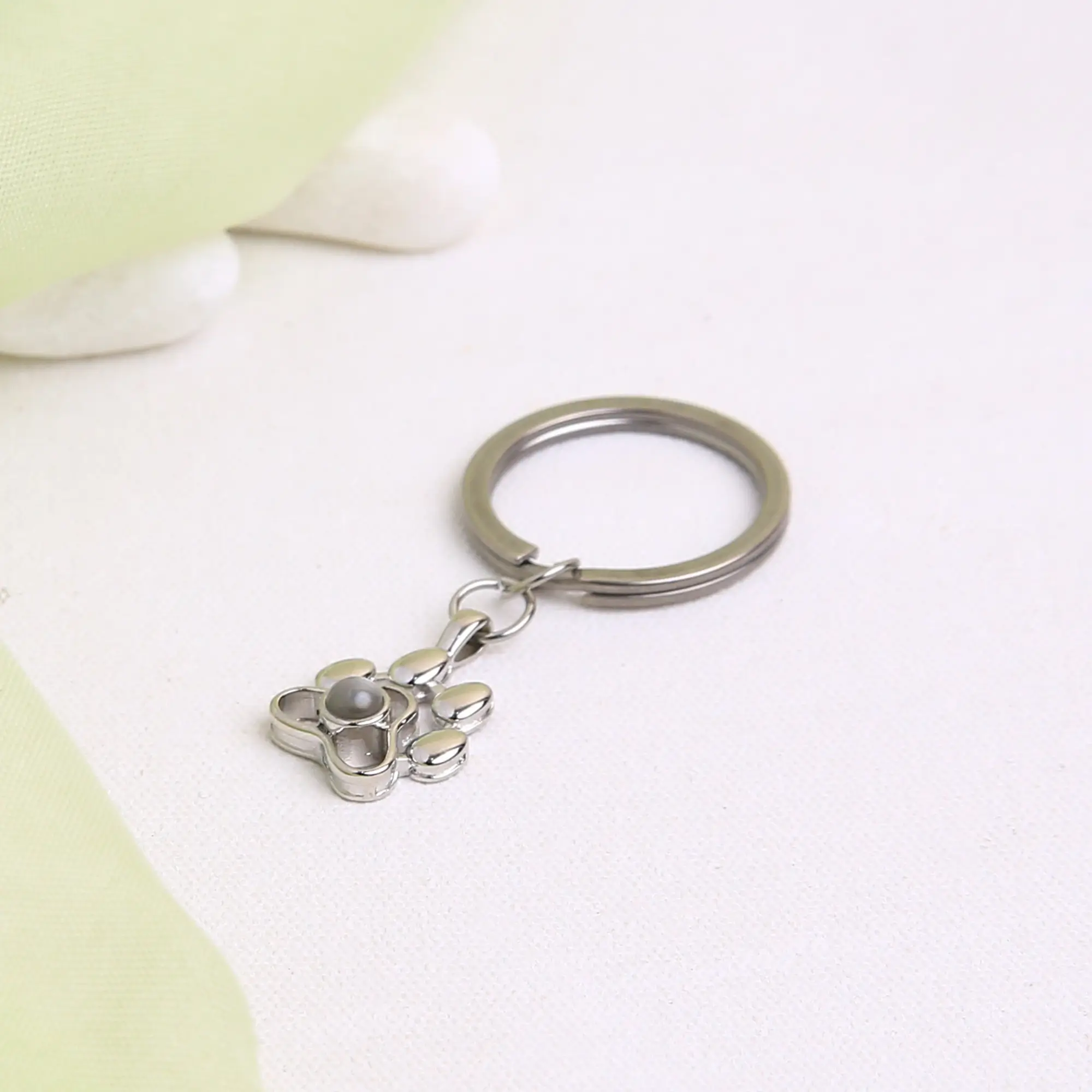 hidden picture pet paw keychain Paw-shaped projection keychain with hidden photo, festive and emotional Christmas gift for pet owners.