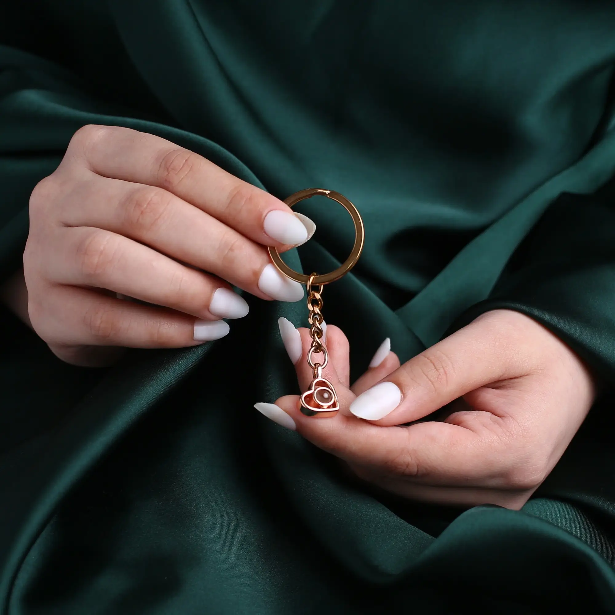 mom heart photo projection keychain Heart-shaped projection keychain with hidden photo, a thoughtful custom jewelry keepsake.