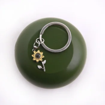 Custom sunflower keychain with secret photo projection, perfect for birthdays, anniversaries, or memorials.