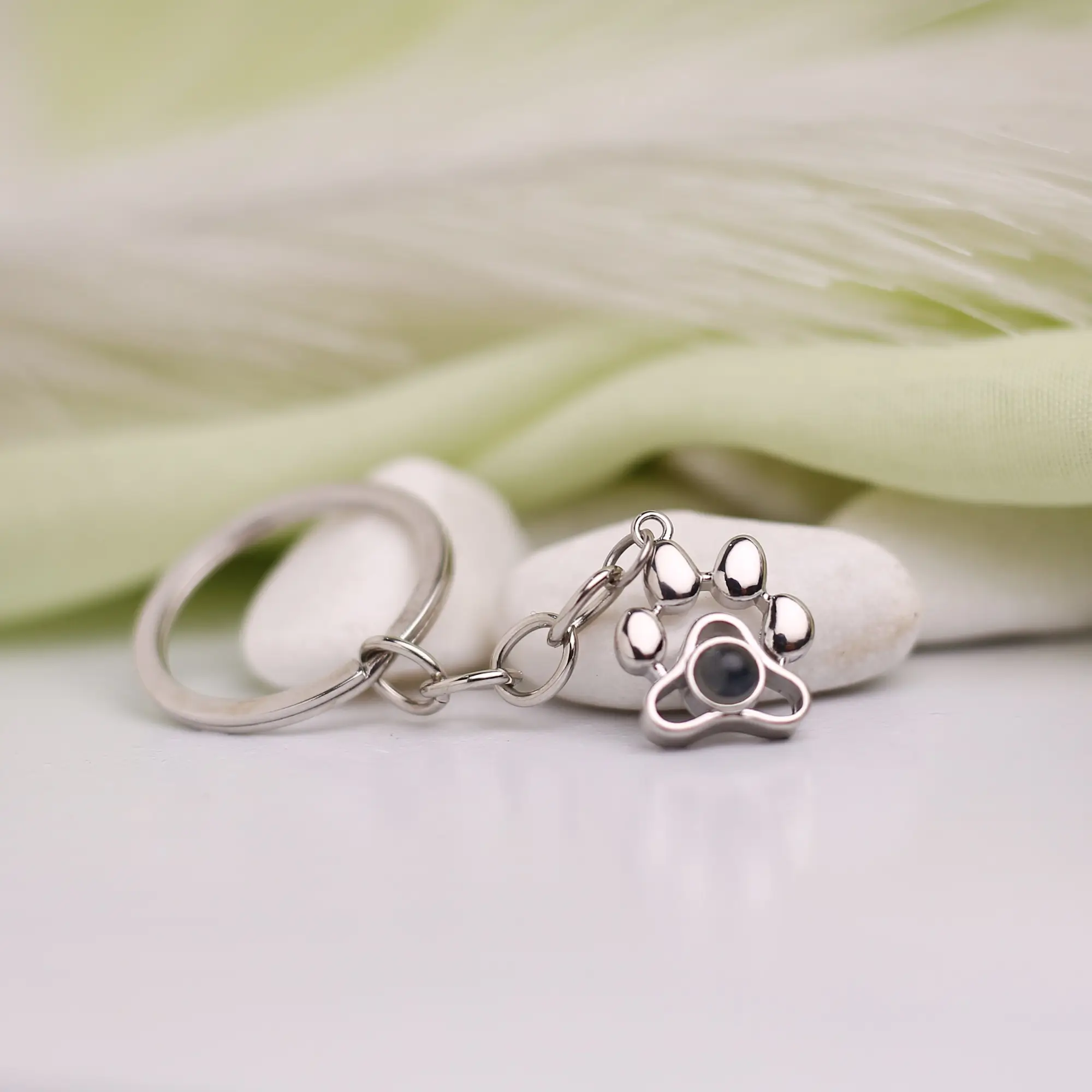 pet lover paw projection keychain Pet paw photo projection keychain with hidden image, ideal for honoring cherished pets.