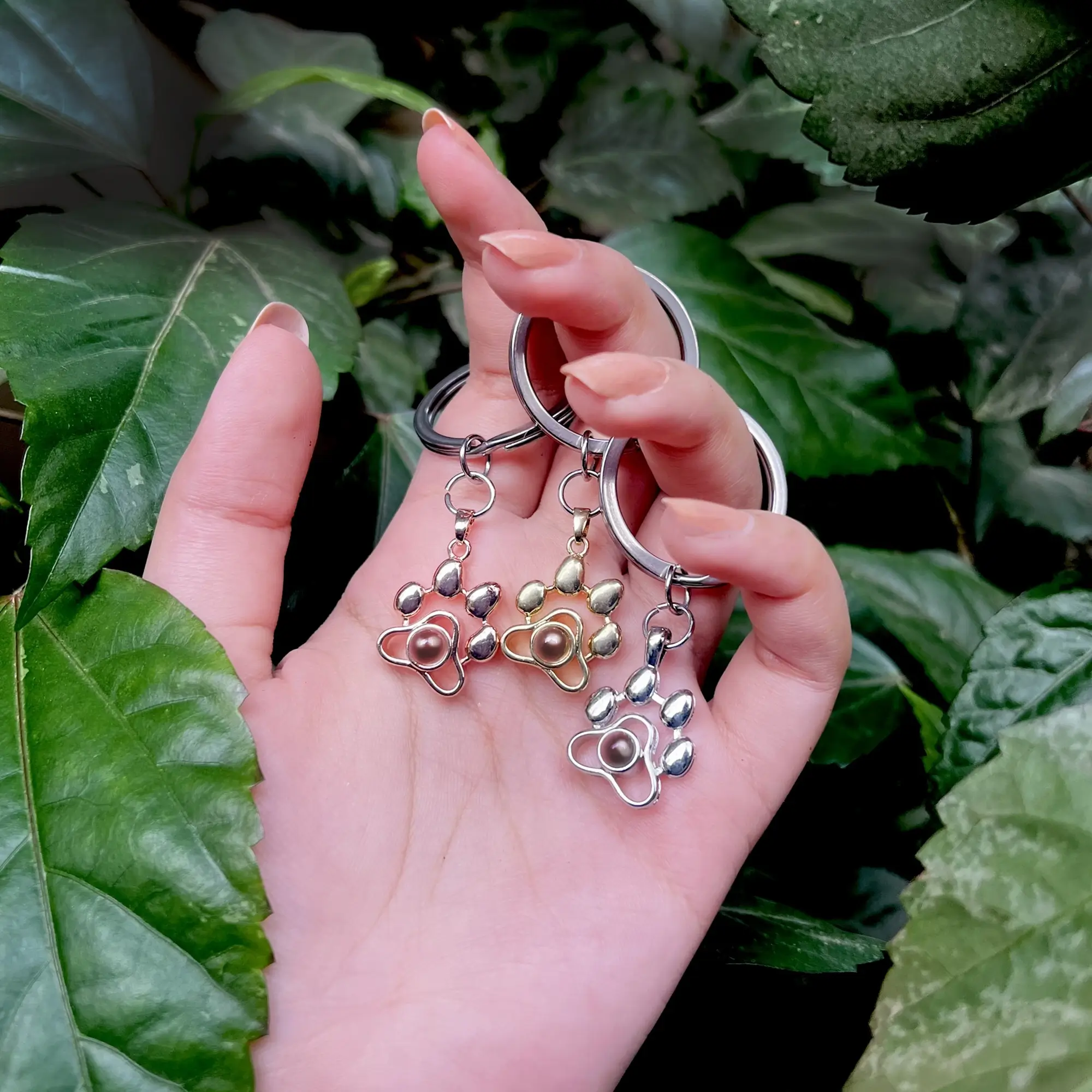 pet paw projection photo keychain Personalized paw keychain with projection picture, unique accessory and heartfelt keepsake.