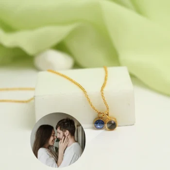 Elegant birthstone necklace with secret photo projection, a timeless jewelry piece full of emotion.