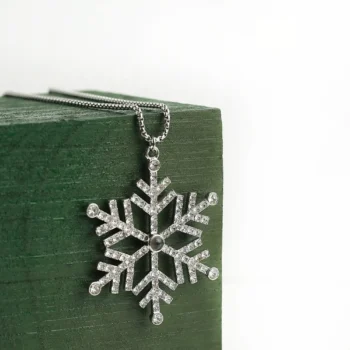 Personalized snowflake pendant with hidden projection photo, an elegant holiday gift that captures love in every detail.