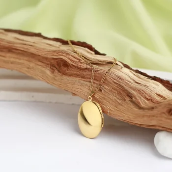 Oval necklace engraved with your photo, a personalized keepsake capturing love and memory.